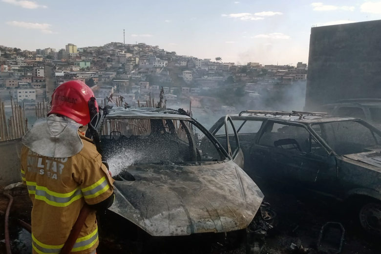 Incêndio em pátio atinge veículos usados para desmanche em Barbacena 1 5 incendio em barbacena by bombeiros