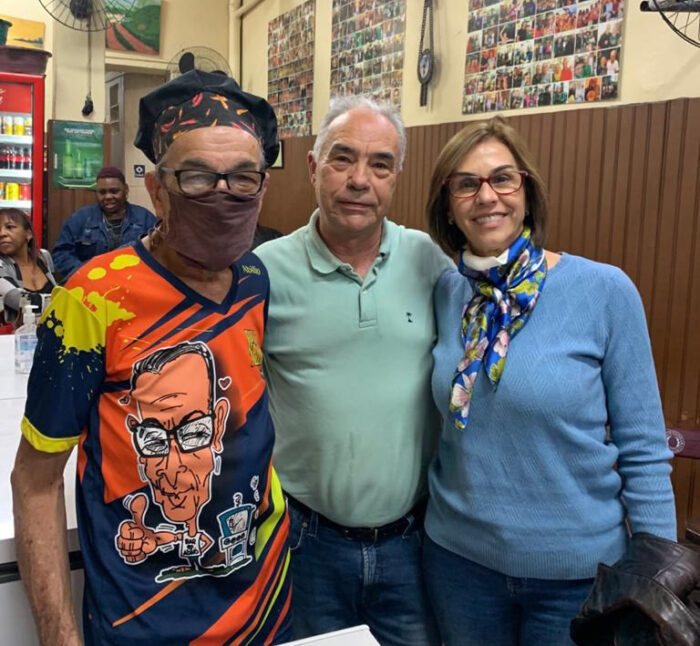 O ‘chef’Abílio Moreira recebendo em seu tradicional bar, João e Dymara Ferreira Matos 1 O ‘chef’Abílio Moreira recebendo em seu tradicional bar, João e Dymara Ferreira Matos