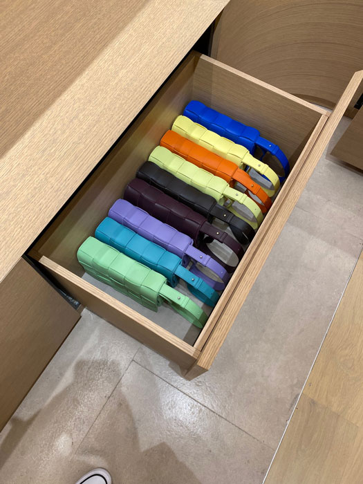 O colorido que chegou nas bolsas 1 CAVILLAS 03