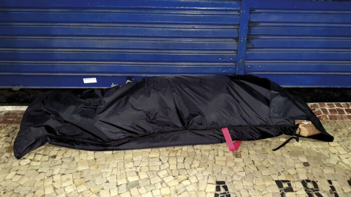 Projeto distribui casulos para proteger população em situação de rua do frio 3 Casulo Foto Emerson Laender arquivo pessoal 5