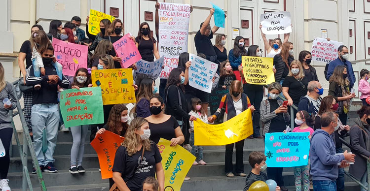 Pais e crianças pedem escolas abertas em manifestação no Centro 2 Escolas abertas foto leonardo costa vale