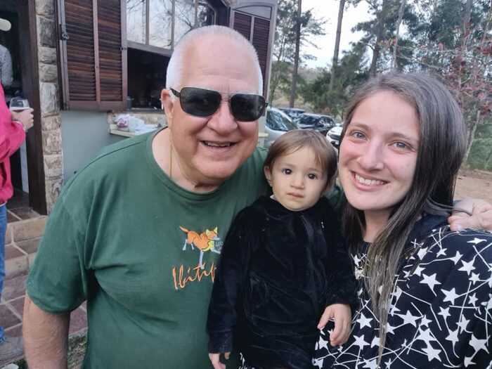 Nem Abrantes, Rosana Amaral, Simone Machado, Igor Amaral Abrantes, Ricardo Bertelli e Fernanda Castro Barbosa 2 O aniversariante Fabinho Barbosa Campos com a filha Thaís Campos Monteiro e a neta Júlia, em tarde de festa no sítio próximo ao Mirante da BR-040