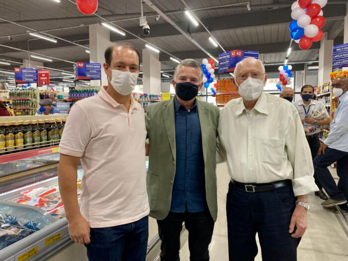 O empresário Jovino Campos entre o ex-deputado Renzo Braz e seu avô, o prefeito José Braz na inauguração de mais uma loja do Bahamas em Muriaé 1 O empresário Jovino Campos entre o ex-deputado Renzo Braz e seu avô, o prefeito José Braz na inauguração de mais uma loja do Bahamas em Muriaé