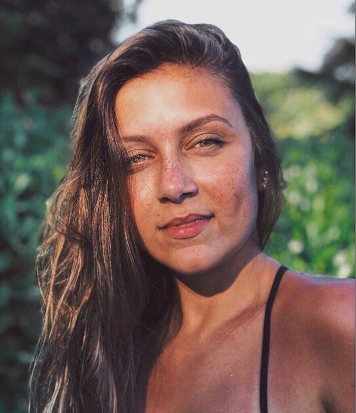 Eles Acontecem 4 Sucesso na publicidade: Formada em publicidade pelo CES, a juiz-forana Júlia Calais - filha do ex-deputado Isauro Calais - em apenas sete anos já conta com um currículo invejável. Depois de cursar inglês em Boston (EUA), ela retornou ao Brasil para aprimorar sua redação publicitária na Miami Ad School, considerada a melhor do mundo, na unidade do Rio. Atuou, como estagiária e profissional, em agências nacionais e multinacionais como a Ogilvy, primeiramente no Rio e, após uma seletiva, durante um trimestre na Ogilvy de Nova York. Se fixou em São Paulo, ingressando na Lew’Lara\TBWA , onde assinou a criação da “bolacha” da vaquinha Piraquê, uma edição especial para os paulistanos no aniversário da cidade. Júlia é produtora também de filmes de destaque, como o Gatorade, para o Flamengo (sobre a final do Mundial de Clubes contra o Liverpool), e para o açúcar União. Agora, ela integra o ‘cast’ da Soko, uma agência da ‘holding’ Flagcx, que atende a Do Bem, Fusion, Brahma, Absolut, entre outras importantes marcas.