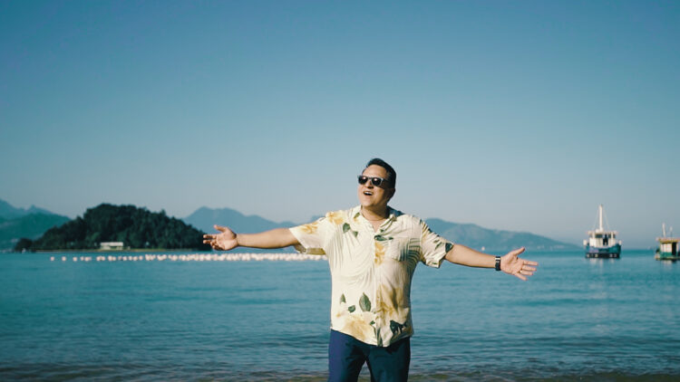 Léo de Freitas retoma carreira solo com o videoclipe de ‘Chegou chegando’ 1 Leo de Freitas 01 e1629480859178