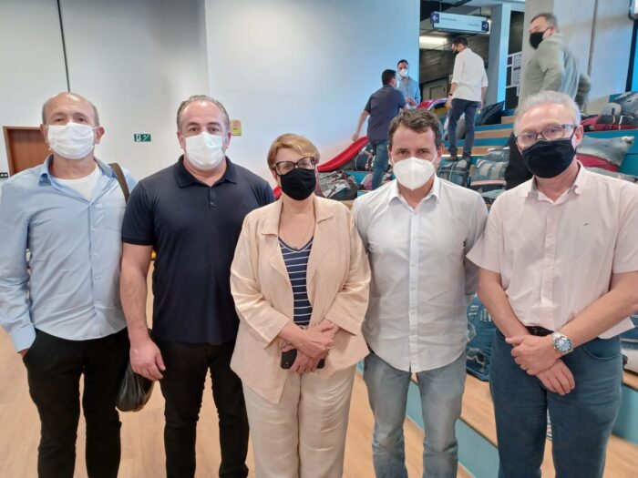 O presidente da Fadepe, José Humberto Viana Lima Júnior com o CEO do Moinho, Ricardo Podval, a prefeita Margarida Salomão, o presidente do conselho de administração do Moinho, Marcelo Ribeiro Machado e o presidente da Câmara, Juraci Scheffer 2 O presidente da Fadepe, José Humberto Viana Lima Júnior com o CEO do Moinho, Ricardo Podval, a prefeita Margarida Salomão, o presidente do conselho de administração do Moinho, Marcelo Ribeiro Machado e o presidente da Câmara, Juraci Scheffer, ontem, na assinatura do protocolo de intenções para implantar o Centro de Tecnologia e Inovação no complexo empresarial e serviços da Zona Norte