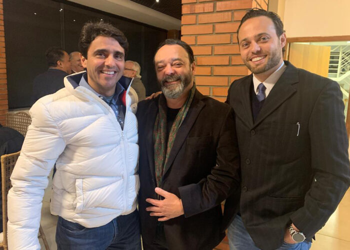 Antenor Salzer Rodrigues e Letícia Fortini Scapim antes da pandemia 2 Valério Ribeiro, que neste sábado lança a segunda fase do Reserva Ecoville, Mauro Cruz e o filho Gustavo em noite social
