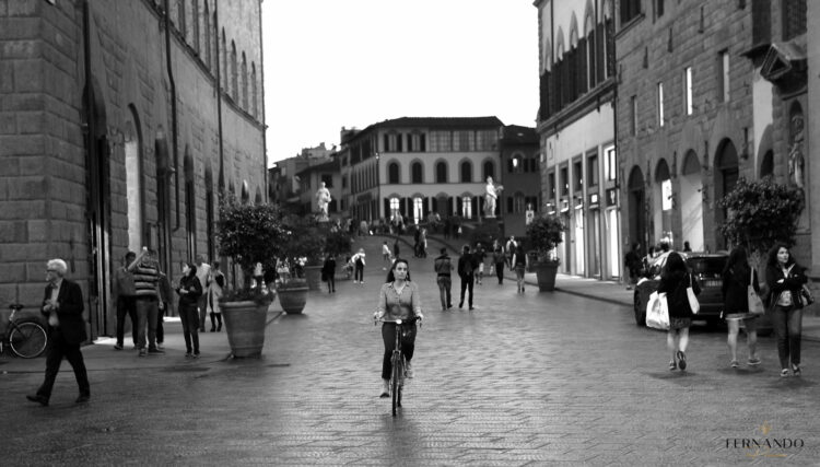 Fernando Priamo apresenta exposição virtual 'As mulheres de Florença e suas bicicletas' 1 Rastros de luz e charme 1 e1628270167928