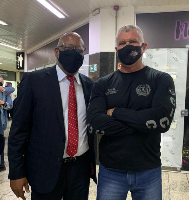 O ‘chef’Abílio Moreira recebendo em seu tradicional bar, João e Dymara Ferreira Matos 2 O presidente do Sinteac, Sérgio Felix e o secretário de Justiça e Segurança Pública de Minas, Rogério Greco na inauguração do novo espaço da Delegacia Especializada de Atendimento à Mulher , no Santa Cruz Shopping