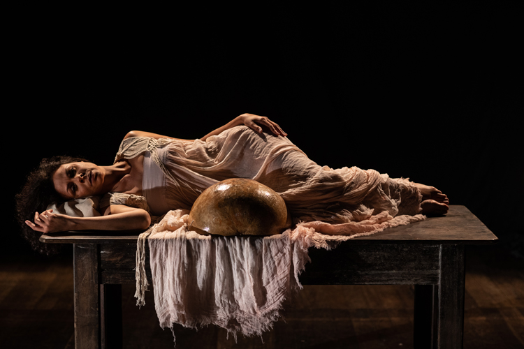 A Maria de Nazaré pela juiz-forana Suzana Nascimento no teatro on-line 1 Suzana Nascimento Peca Em Nome da Mae Credito Elisa Mendes 5