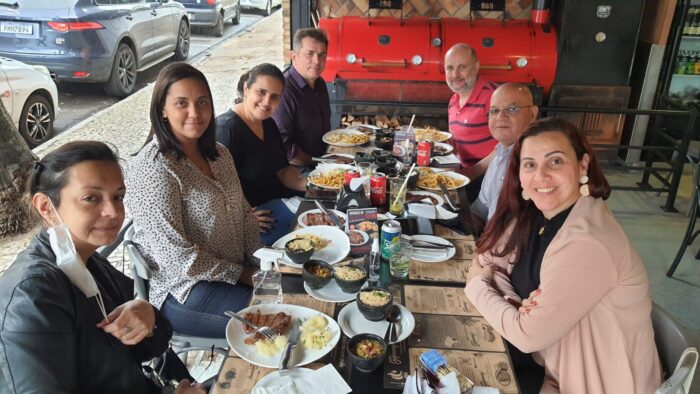 Taís Veloso, Suellen Horácio, Gisele Latuf, Dennis Orrú, Fabrício Menezes, Geraldo Gomes e Carla Dahbar, da equipe comercial da Rede Tribuna, comemoraram os bons números de agosto com almoço, ontem, na Churrasqueira Alto dos Passos 1 Taís Veloso, Suellen Horácio, Gisele Latuf, Dennis Orrú, Fabrício Menezes, Geraldo Gomes e Carla Dahbar, da equipe comercial da Rede Tribuna, comemoraram os bons números de agosto com almoço, ontem, na Churrasqueira Alto dos Passos