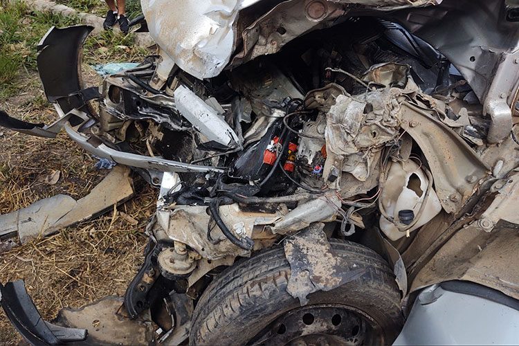 Colisão frontal entre carro e caminhão causa morte em Bicas 1 acidente bicas1