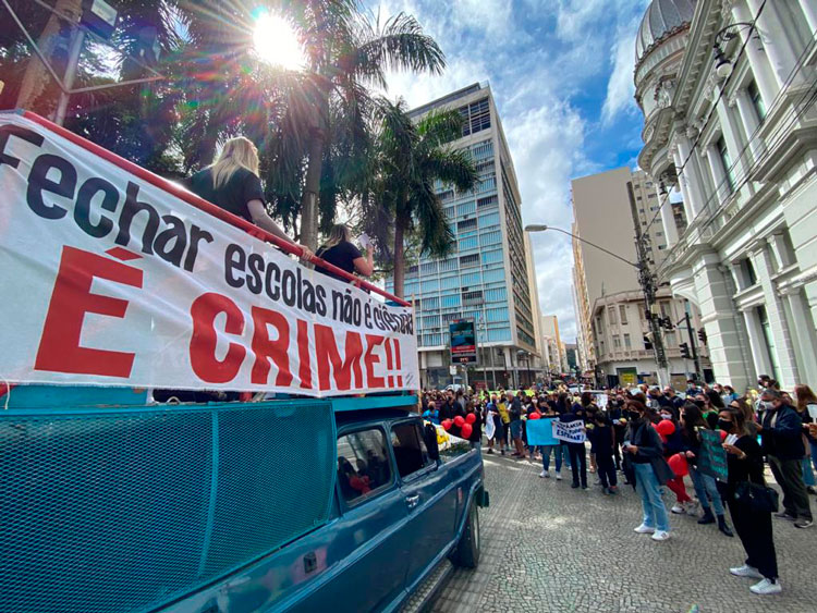 Pais e crianças pedem escolas abertas em manifestação no Centro 1 escolas abertas foto sergio bara 1