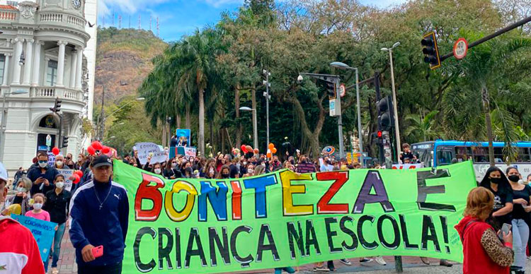 Pais e crianças pedem escolas abertas em manifestação no Centro 6 escolas abertas foto sergio bara 3 1