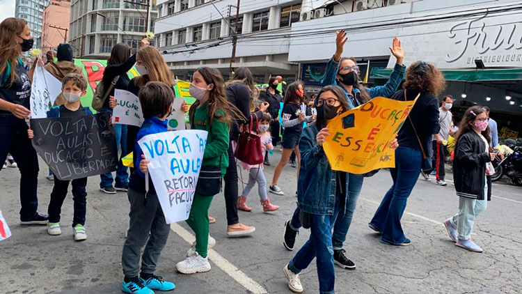 Pais e crianças pedem escolas abertas em manifestação no Centro 5 escolas abertas foto sergio bara 6