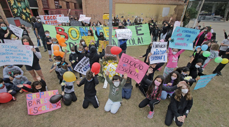Pais e crianças pedem escolas abertas em manifestação no Centro 4 escolas abertas kids foto leo