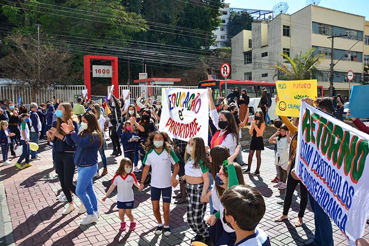 manifestacao volta as aulas jesuitas by jessica pereira