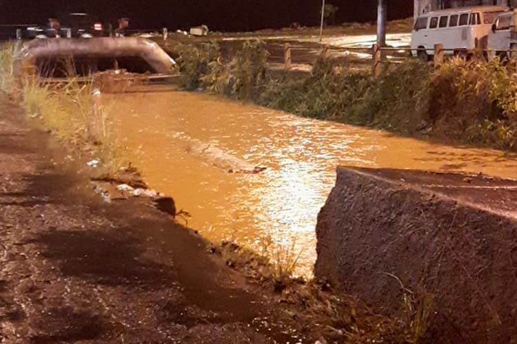 Pancada de chuva, com granizo e ventos de 60km/h, causa estragos em JF 1 mureta bairro industrial by leitor erick vagner
