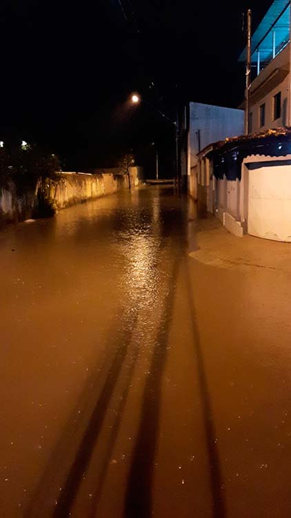 Pancada de chuva, com granizo e ventos de 60km/h, causa estragos em JF 2 rua alagada by bairro industrial by erick vagner