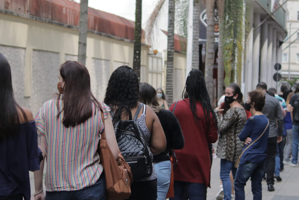 Busca por segunda dose é dividida em pontos de vacinação 2 Fila na Rua Mister Moore de quem buscava imunização neste sábado, 11 de setembro