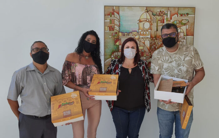 Ademilton Trindade, Suzana Neves, a presidente da Abrasel, Francele Galil e Ricardo Ribeiro com o ‘kit’ do JF Sabor 1 Ademilton Trindade, Suzana Neves, a presidente da Abrasel, Francele Galil e Ricardo Ribeiro com o ‘kit’ do JF Sabor