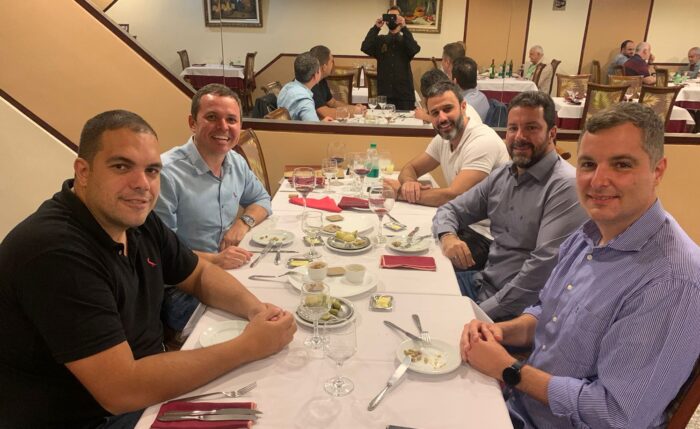 Thaís de Landa Gonçalves e Hugo Franzone (ela, grávida de Sophia) comemoraram com jantar na El Toro, degustando o “Duroc à mineira”, prato do JF Sabor 3 Os vereadores Thiago (Bonecão) Rocha e Marlon Siqueira (em primeiro plano), André Zatorre, Guilherme Duarte e Alexandre Jabour clicados no almoço do Brasão