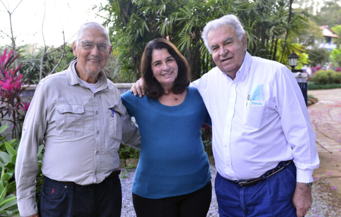 Visita em Santana do Deserto: Em ‘flash’ exclusivo (de Aelson Amaral), na Fazenda da Cachoeira, em Santana do Deserto, Pedro Augusto e Alice Botelho Bastos receberam a visita do forte empresário Ivan Müller Botelho - irmão da anfitriã. Ivan é o presidente do Conselho de Administração da Energisa, quinto maior grupo de produção e distribuição de energia elétrica do Brasil, presente em nove estados.
