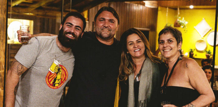 Reinauguração em Ibitipoca: A arquiteta Flávia Gaio assina o novo visual do Ibitilua, um dos bares e restaurantes mais antigos da vila, que agora tem como carro-chefe carnes e chopes. Na noite de reinauguração, animada pelo músico Manu, um 'flash' de Flavinha Oliveira ladeada por Demócrito Albuquerque Neto (mestre cervejeiro da Soviet) e seus pais Demócrito Albuquerque e Fabiana Frederico.        Também estavam presentes, o sócio Daniel Duarte e Marcelão Panisset, mais novo morador na região da serra. Foto: Celine Billard