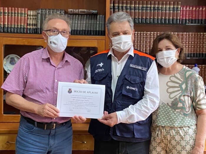 Aniversariante desta sexta-feira, o presidente da Câmara, Juraci Scheffer, o superintendente Regional de Saúde, Gilson Lopes Soares (homenageado com moção de aplauso pela eficiência e dedicação à frente do órgão) e Jasna Soares 1 Aniversariante desta sexta-feira, o presidente da Câmara, Juraci Scheffer, o superintendente da Regional de Saúde, Gilson Lopes Soares (homenageado com moção de aplauso pela eficiência e dedicação à frente do órgão) e Jasna Soares