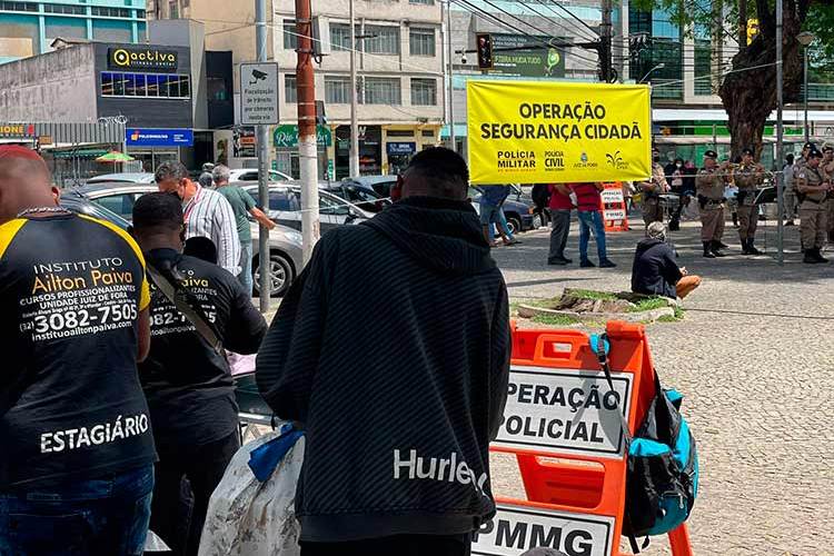 PM realiza ação conjunta para ofertar serviços a pessoas em situação de vulnerabilidade 1 Operacao da PM com moradores de rua 5 Divulgacao PM