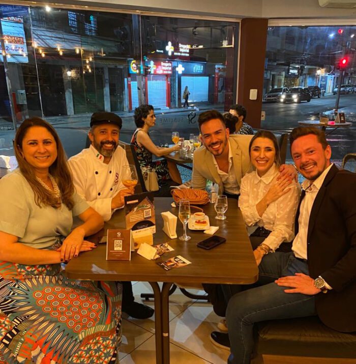 Os anfitriões Iolanda e Mauro Cavaca, David Sender, Camilla Villas e André Domingos no lançamento da Mafia do Gelato 1 Os anfitriões Iolanda e Mauro Cavaca, David Sender, Camilla Villas e André Domingos no lançamento da Mafia do Gelato e do novo e bem projetado espaço da Sublime!, agora com cardápio tipicamente italiano