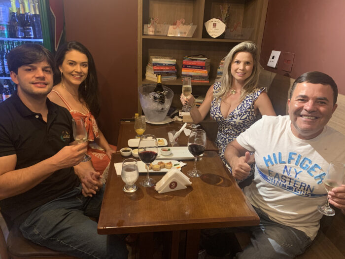 Os anfitriões Iolanda e Mauro Cavaca, David Sender, Camilla Villas e André Domingos no lançamento da Mafia do Gelato 2 Também na noite, Ênio Saraiva Santana e Juliana Millani com Isabela e Marcus Rezende