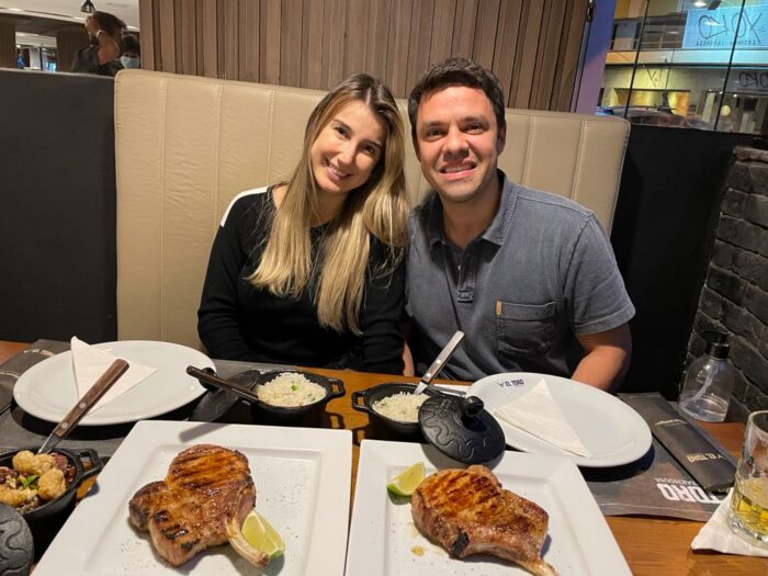 Thaís de Landa Gonçalves e Hugo Franzone (ela, grávida de Sophia) comemoraram com jantar na El Toro, degustando o “Duroc à mineira”, prato do JF Sabor 2 Thaís de Landa Gonçalves e Hugo Franzone (ela, grávida de Sophia) comemoraram com jantar na El Toro, degustando o “Duroc à mineira”, prato do JF Sabor