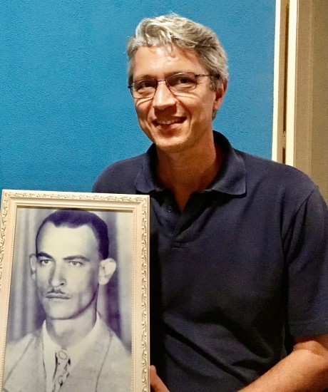 Lindolfo Hill, um 'elemento comunista', ganha biografia 3 alexandre-maestrini-segurando-porta-retrato-by-arquivo-pessoal