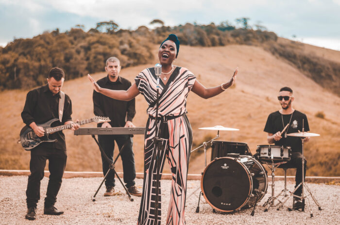 Feijão de Ogun 2025: programação musical gratuita vai de RT Mallone a rodas de samba 2 Aline Crispim é uma das atrações da 22a edição do Feijão de Ogun (Foto: Divulgação/Redes Sociais)