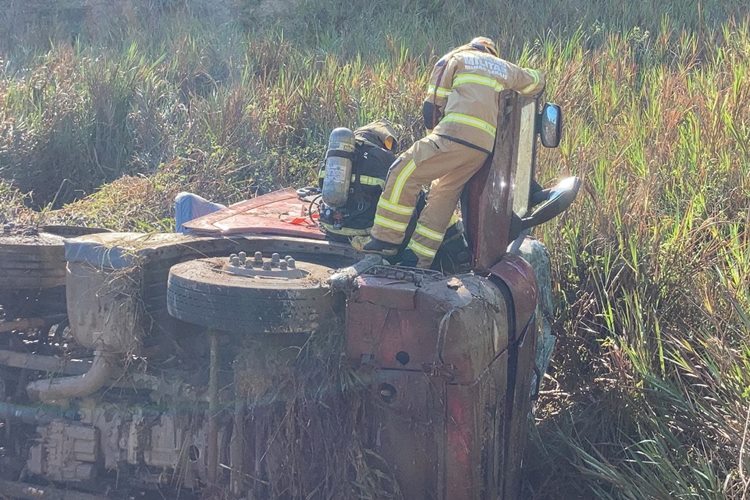 Motorista fica preso às ferragens em tombamento de carreta na BR-267 2 carreta tombada na 267 2 divulgacao corpo de bombeiros