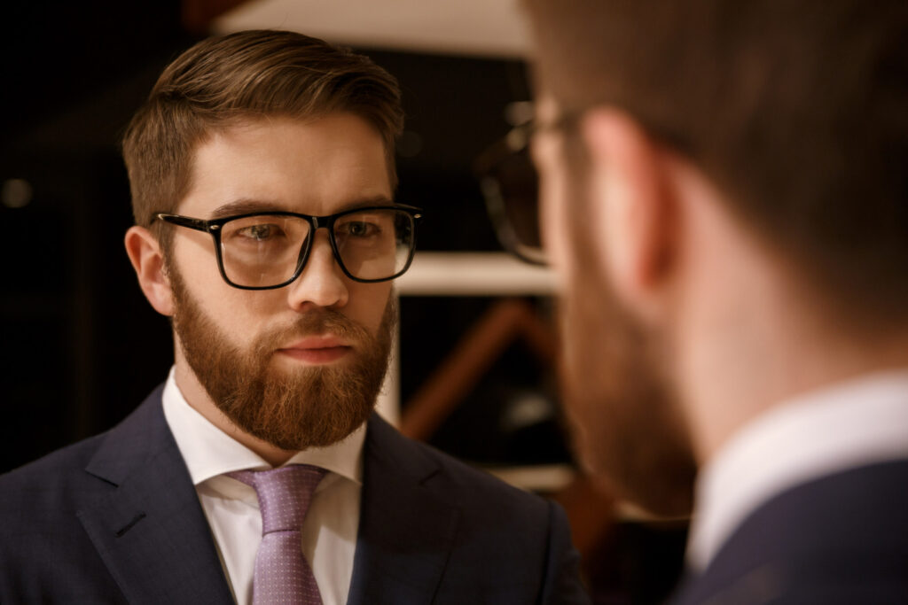 Imagem Pessoal: qual é a importância para a sua carreira e como construí-la 2 concentrated young bearded businessman looking at mirror 1