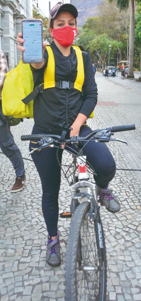 Entregadores enfrentam riscos na faixa exclusiva de ônibus para driblar dificuldades no tráfego 2 entregadores-ana-carolina-by-jéssica-pereira