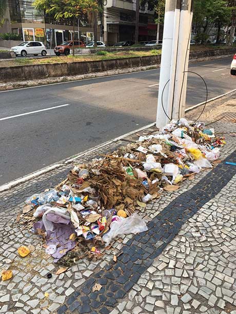 Moradores reclamam de falha na coleta de lixo no São Mateus e Centro 1 lixo na centro sul Yolanda de Andrade Biscotto