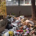 Descarte irregular de lixo na praça São Mateus 1 vu10.09