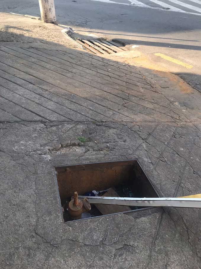 Caixa de passagem sem tampa na Batista de Oliveira 1 vu21.09