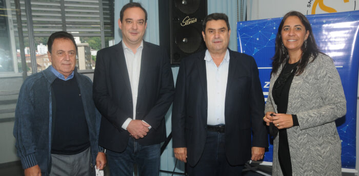 O presidente do Sinduscon, Aurélio Marangon, o presidente da Fiemg, Flávio Roscoe, o presidente da Fiemg Regional, Heveraldo Lima de Castro e a presidente do Centro Industrial, Flávia Gonzaga Costa, ontem, na palestra promovida pelo Sindicato da Indústria de Alimentação Foto: Andréa Ottoni