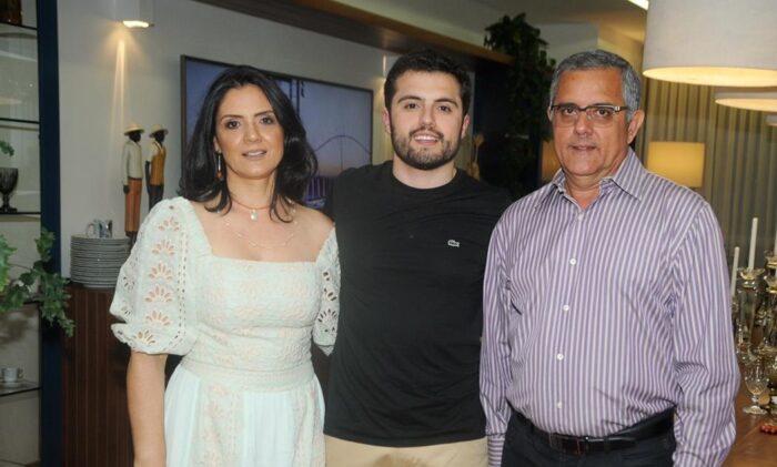 O aniversariante Álvaro Lopes com os pais Janete e Carlos Henrique 1 O aniversariante Álvaro Lopes com os pais Janete e Carlos Henrique Foto: Andréa Ottoni
