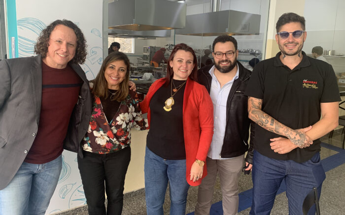 O reitor da UniAcademia Giovânio Aguiar com a coordenadora do curso de gastronomia, Janaína Cardoso 1 O reitor da UniAcademia Giovânio Aguiar com a coordenadora do curso de gastronomia, Janaína Cardoso da Silva, a atuante presidente da Abrasel, Francele Galil, Alberto Lavinas Filho e o ‘chef’ Leandro Monteiro, ontem, no júri do JF Sabor