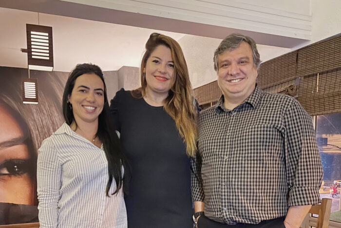 O aniversariante Álvaro Lopes com os pais Janete e Carlos Henrique 2 Gabriela Fernandes com a gerente comercial e marketing do Trade, Juliana Assis e o gerente geral Paulo Perffeti acertaram os primeiros detalhes para o Arigatô nas Alturas, no 'rooftop' do hotel