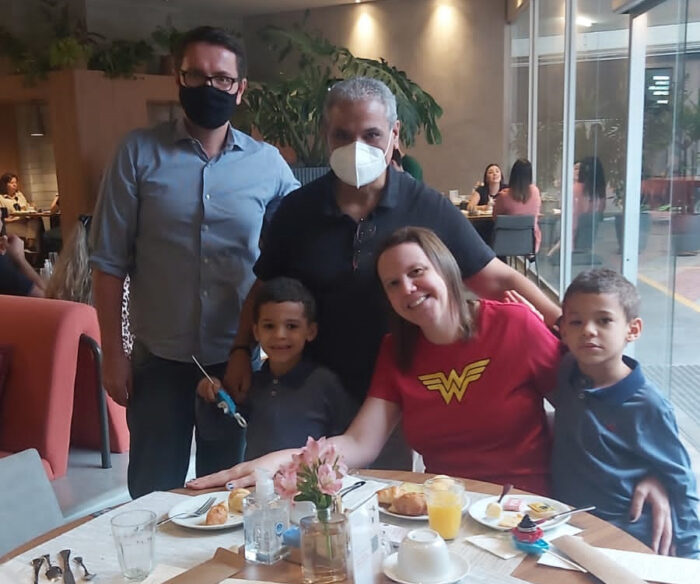 Vanessa Ahouagi Costa Chaladovski, juiz-forana que mora há alguns anos em Nova York, participou ontem da 125ª edição da tradicional Maratona de Boston, a mais antiga do mundo 2 O gerente geral do Novotel BH Savassi, Rodrigo Mangerotti, recebendo Gio Ahmad e Janice Paulino (com os gêmeos João Victor e Théo) no recém-inaugurado hotel em Belo Horizonte