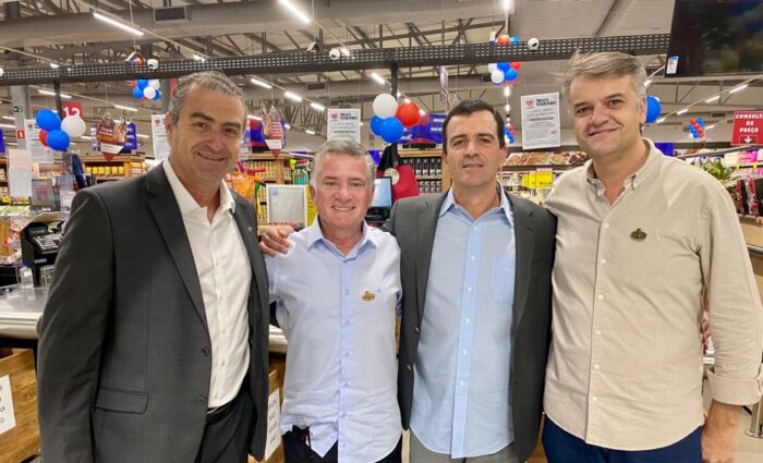‘Pole position’ da Star Química, Fábio Pergher com o empresário Jovino Campos, o superintendente da Rede Integração, Rogério Nery e o superintendente do Grupo Bahamas no Triângulo, Cristiano Vilaça 1 ‘Pole position’ da Star Química, Fábio Pergher com o empresário Jovino Campos, o superintendente da Rede Integração, Rogério Nery e o superintendente do Grupo Bahamas no Triângulo, Cristiano Vilaça clicados, ontem, na reinauguração de uma das unidades do Bahamas em Uberlândia