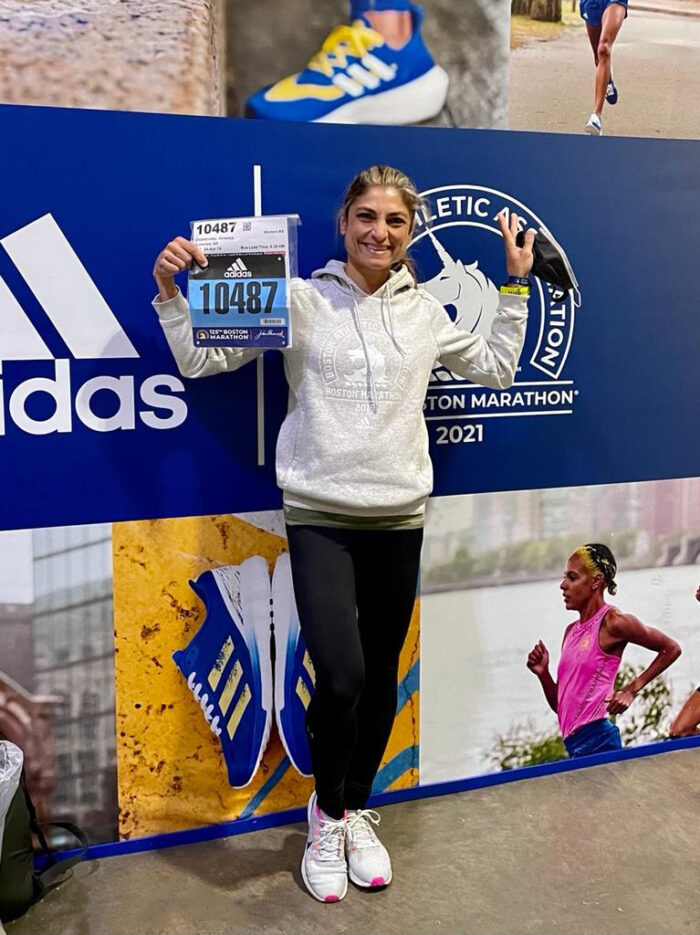 Vanessa Ahouagi Costa Chaladovski, juiz-forana que mora há alguns anos em Nova York, participou ontem da 125ª edição da tradicional Maratona de Boston, a mais antiga do mundo 1 Vanessa Ahouagi Costa Chaladovski, juiz-forana que mora há alguns anos em Nova York, participou ontem da 125ª edição da tradicional Maratona de Boston, a mais antiga do mundo