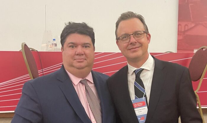 JF Por Aí... 1 Carlos Eduardo na lista sêxtupla do TRT: Conselheiro seccional da OAB/MG, o advogado Alexandre Elias Ferreira evidenciou sua emoção ao abraçar o amigo de longa data, Carlos Eduardo Palleta Guedes, que teve seu nome confirmado na concorridíssima lista sêxtupla da advocacia na vaga para desembargador do TRT. Alexandre lembrou os momentos especiais que marcaram o exitoso ingresso de Carlos Eduardo à disputada lista, refletindo o prestígio de Juiz de Fora. As próximas fases são a lista tríplice e a escolha pela Presidência da República.