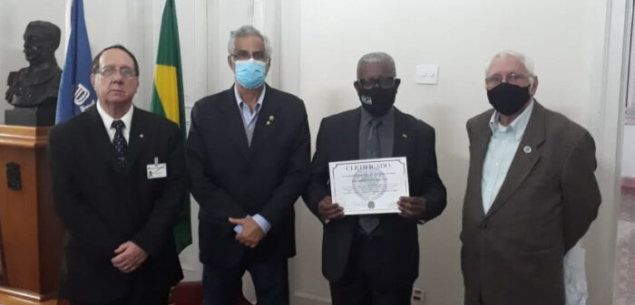 José Geraldo de Castro, o delegado da Adesg, Mauro Eduardo Barbosa Leite, o editor-geral da Tribuna de Minas, Paulo Cesar Magella (que falou sobre "Comunicação" no ciclo de palestras) e Carlos Alfredo Silva de Queiroz, no Círculo Militar 